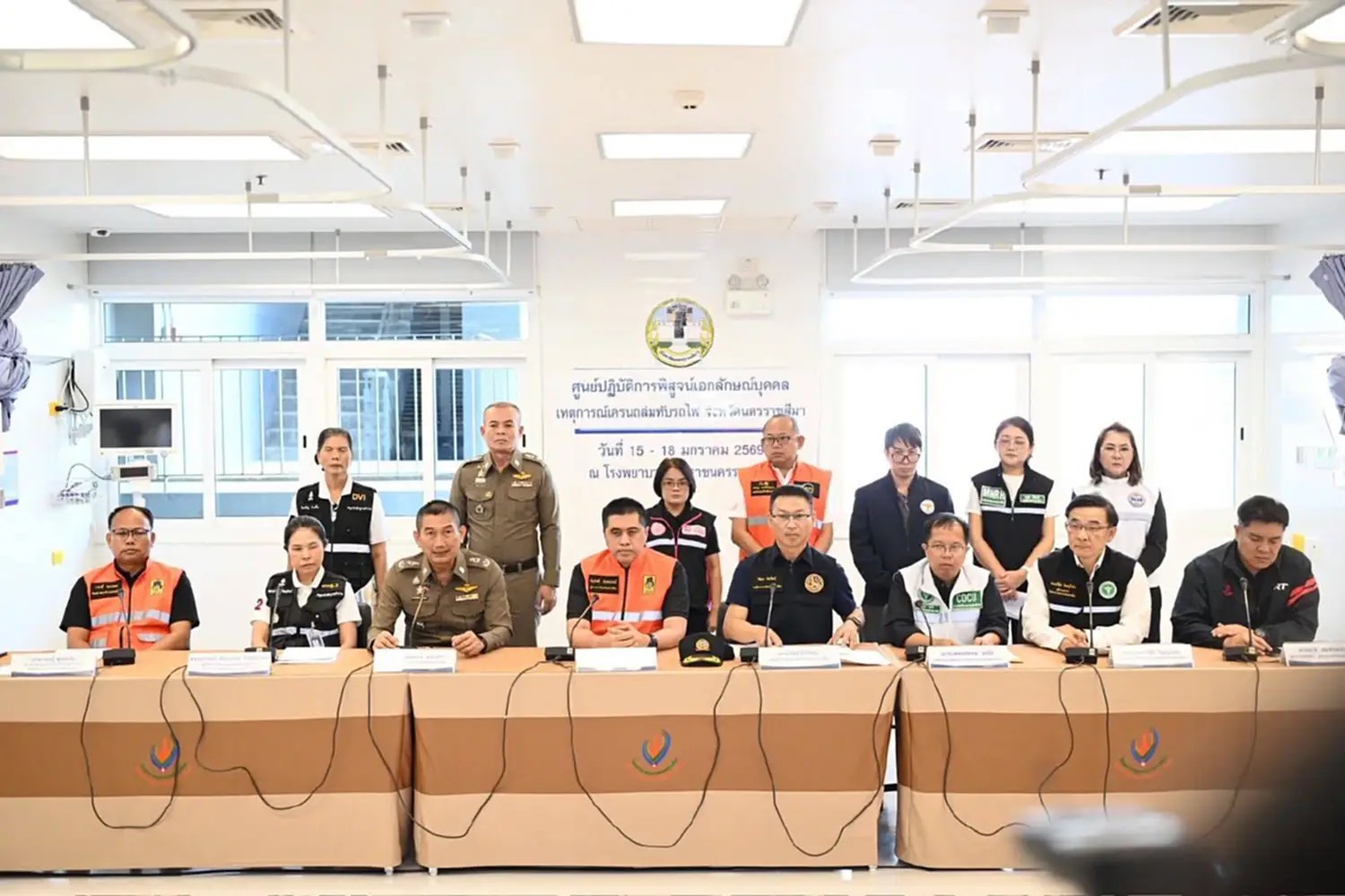 งานพิสูจน์เอกลักษณ์ เหตุเครนถล่มทับรถไฟ ในพื้นที่ อ.สีคิ้ว จว.นครราชสีมา